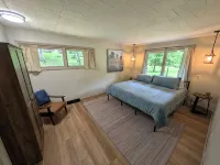 Charming 3-Bedroom Cottage with Lake Access Nearby, Dock, WiFi at Boone Lake - Homestays