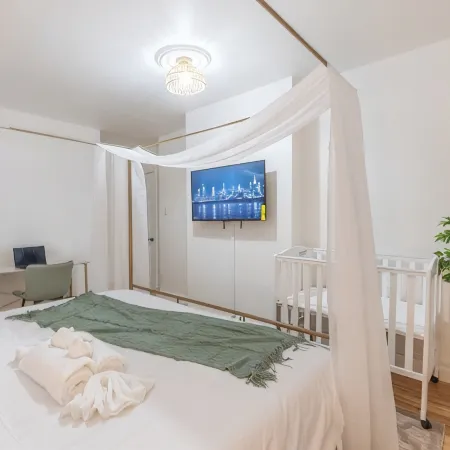 City Escape w/ 2 Bath, 10 beds, We Pay 1/2 Parking