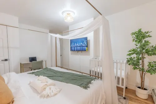 City Escape w/ 2 Bath, 10 beds, We Pay 1/2 Parking