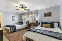 Aggie Escape  4BR+Fire Pit + Yard Games Near A&M