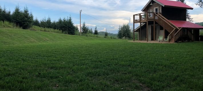 LINVILLE MOUNTAIN BARN LOFT on WEDDING VENUE, Hot Tub, FARM,close to attractions Hotels in Avery County