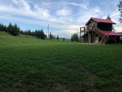 LINVILLE MOUNTAIN BARN LOFT on WEDDING VENUE, Hot Tub, FARM,close to attractions