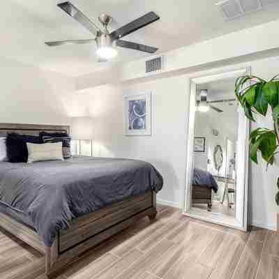 Fully Furnished Condo in the Heart of Old Town Scottsdale: Private Patio & Pool Rooms