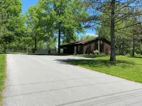 HOT TUB & New Stylish Saratoga County Efficiency Hotels in Halfmoon