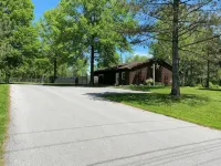 HOT TUB & New Stylish Saratoga County Efficiency - Homestays