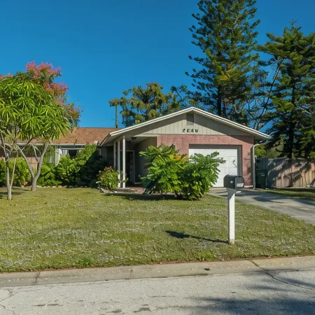 2Bed/2Bath Home with Pool and Fenced-in Yard 5 Min. from DT and 15 to Beach.