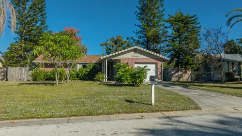 Charming Florida bungalow with pool and fenced-in yard. - สระว่ายน้ำส่วนตัว