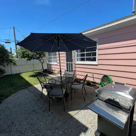Cheerful Two Bedroom Bungalow Newly Remodeled! Arcade games, Air Hockey Table.