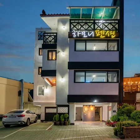 Geoje Island Harmony Pension Отели рядом с достопримечательностью «Скала Синсондэ»