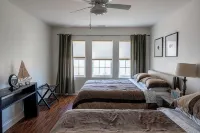 Luxury Downtown Getaway: 2BR Condo Near New Buffalo’s Top Attractions!