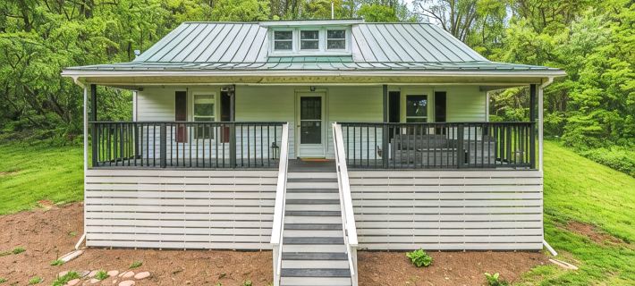 Charming 4-bedroom farmhouse in brilliant Roseland / The Hen House Hotels in Nelson County