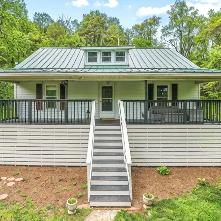 Charming 4-bedroom farmhouse in brilliant Roseland / The Hen House