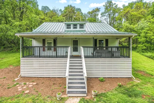 Charming 4-bedroom farmhouse in brilliant Roseland / The Hen House
