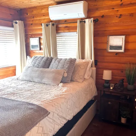 Cool cabin with AC in charming Pine