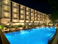 Ramada by Wyndham Goa Arpora - 수영장