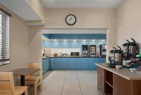 Country Inn & Suites by Radisson, Brookings - breakfast