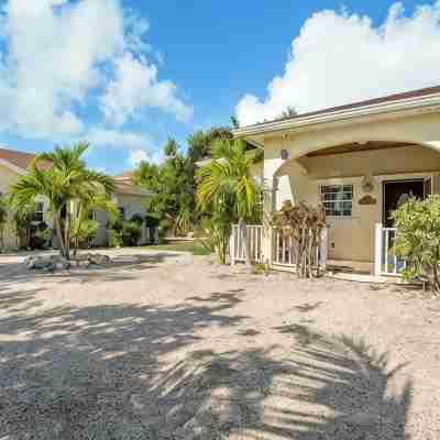 A Clean and Cozy Family Villa Just Steps From the Beach Hotel Exterior