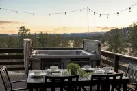 Charming Mtn Cabin Getaway - Hot Tub, Stunning Views, Fire Pit  & 4 Acres - 4つ星