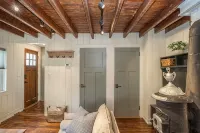 The Hideaway Cottage - Entire Home in Fox Point! - Bungalows