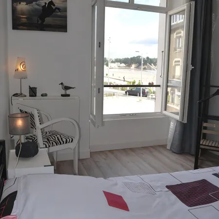 F2 Sea and Morgat beach view with small balcony