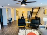 Contemporary Remodeled 6 Bed 4 Bath Apartment - Apartments