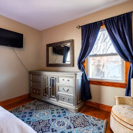 Relax, min from Louisville, Pet friendly, Entire house- fenced in backyard.
