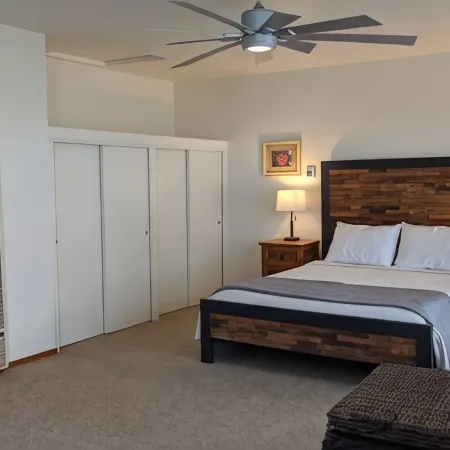 BAY/OCEAN VIEWS-WALK TO ALL!! Midship Quarters - 500 sq ft-Queen bed, full bath!
