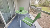 Pet-Friendly 2BR Condo Next to North Florida Hospital - balkon