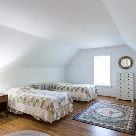 Beautiful 3 bedroom 2 bath Home / Close to Town & Beach