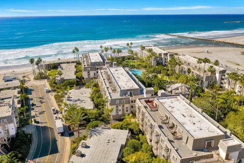 Luxurious and Spacious Condo steps from the Beach - Fitnessstudio