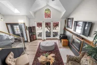 Poolside Getaway with Spacious Outdoor Living & 6 Cozy Beds!!