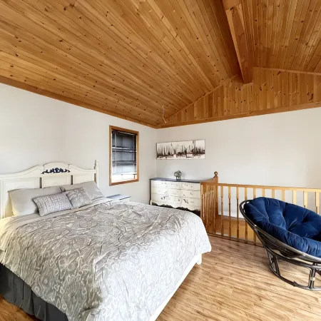 Cottage W LAKE VIEWS, beside waterfront trail and steps from beach