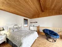 Cottage W LAKE VIEWS, beside waterfront trail and steps from beach - Boutique