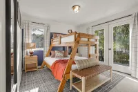 7BR Designer Home w/ Hot Tub, Game Room - Swimmingpools