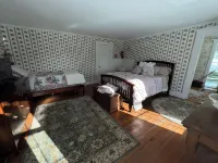 Charming 10+ Bedroom White Mountains Home close to Santa's Village and ski areas