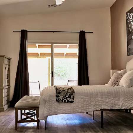 Multi-Gen Vegas Home  - 3 Br Retreat w/ Games, Patio & Room for Everyone Отели рядом с достопримечательностью «Амфитеатр Хендерсона»