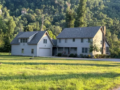 Spacious family home on the banks of the Little Red River in Heber Springs AR. - 4-Star