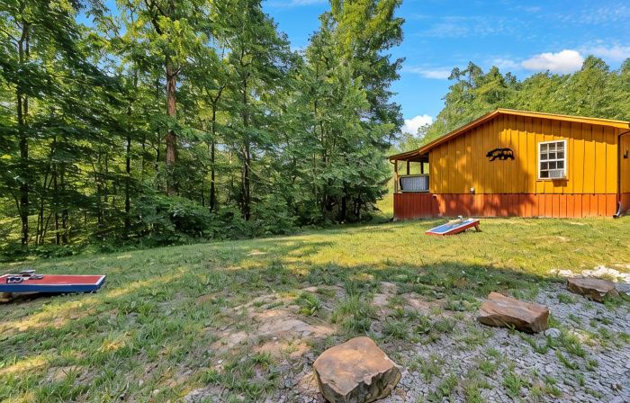Romantic Red River Gorge Cabin w/ Hot Tub, Pond Views & Dog Friendly