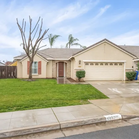 Fresno House - BBQ, Fire Pit, 3 Bed, 2 Bath & 2 Car Garage!