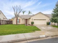 Fresno House - BBQ, Fire Pit, 3 Bed, 2 Bath & 2 Car Garage!