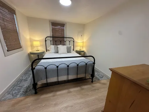 Little Blue Cottage - Charming 1-bedroom cottage in Kirksville - Homestays