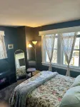 Cozy 3-bedroom cottage right off campus with stunning view of Radford University - WiFi