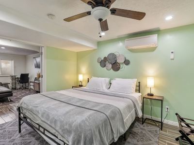 Cozy 1-Bedroom Basement Apartment, Free Parking, Kitchen, Washer/Dryer in Unit