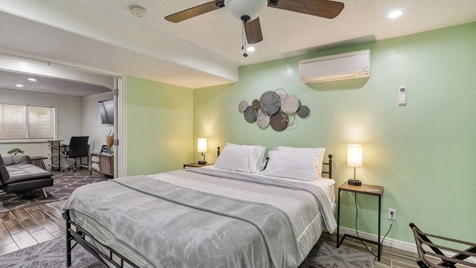 Cozy 1-Bedroom Basement Apartment, Free Parking, Kitchen, Washer/Dryer in Unit
