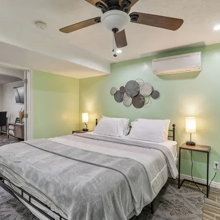 Cozy 1-Bedroom Basement Apartment, Free Parking, Kitchen, Washer/Dryer in Unit