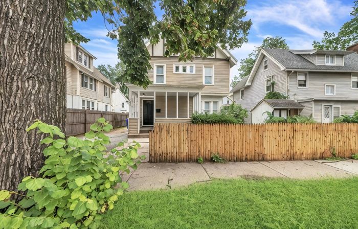 Beautiful 4BR 2 Bathroom House with Parking