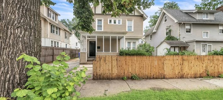 Beautiful 4BR 2 Bathroom House with Parking Hotels in Springfield