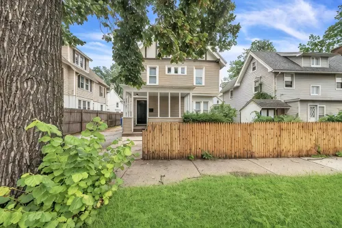 Beautiful 4BR 2 Bathroom House with Parking - Boutique