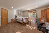 New! Tahoe Donner Alder Creek Retreat with Hot Tub. 5 BD//2.5BA - Gym