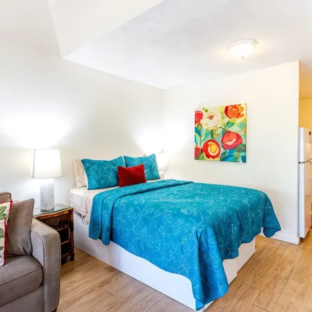 Ocean View Studio Steps to Beach - Pool, Spa & Pickleball - Free parking & Wi-Fi